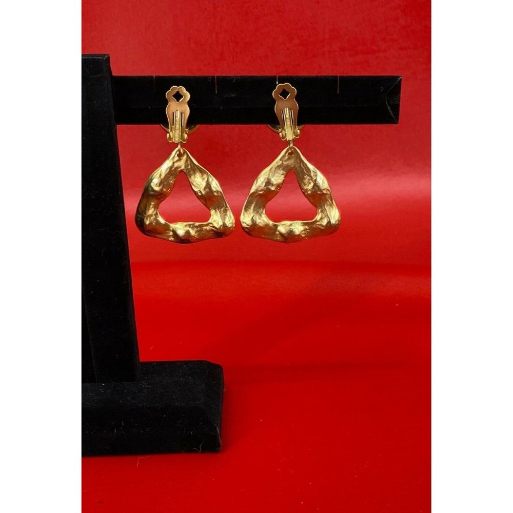 Vintage Norma Jean Large Triangle Etruscan Rivoli Matte Gold Tone Clip Earrings - Picture 3 of 8